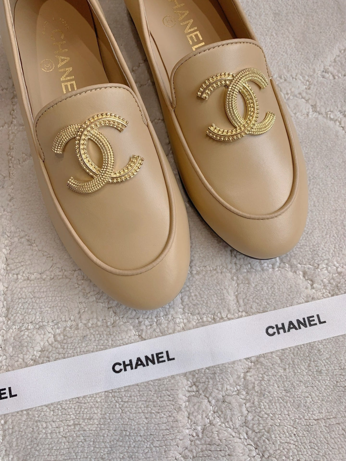 CHANEL 25S LOAFERS WITH LARGE LOGO IN LIGHT CARAMEL CALFSKIN GOLD HARDWARE