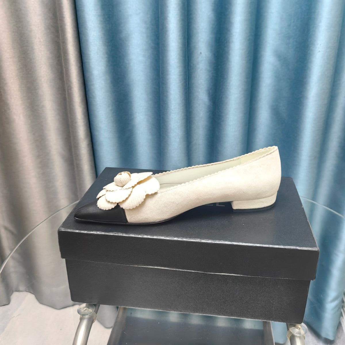 CHANEL BALLET FLAT IN WHITE SUEDE AND BLACK CALFSKIN WITH FLOWER
