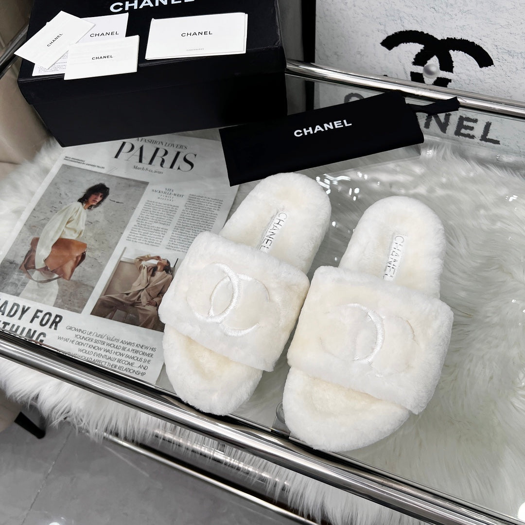 CHANEL 25S FUR SLIPPERS IN WHITE