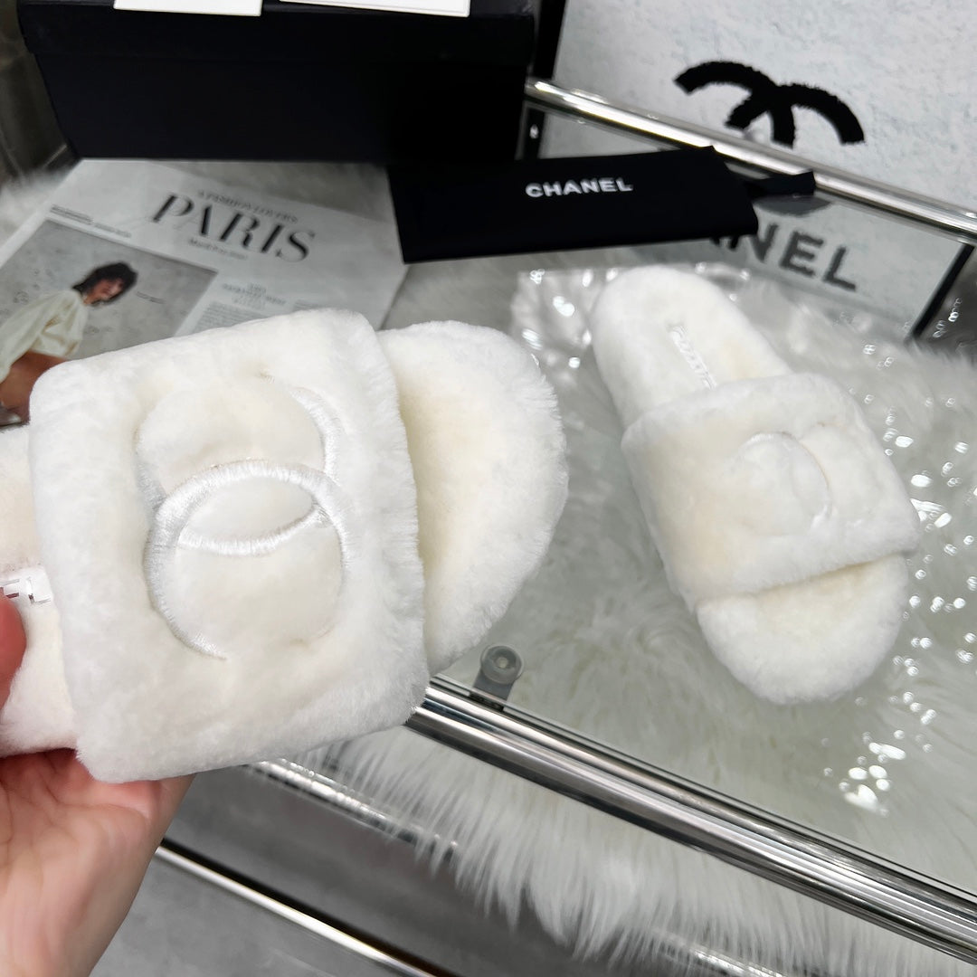 CHANEL 25S FUR SLIPPERS IN WHITE