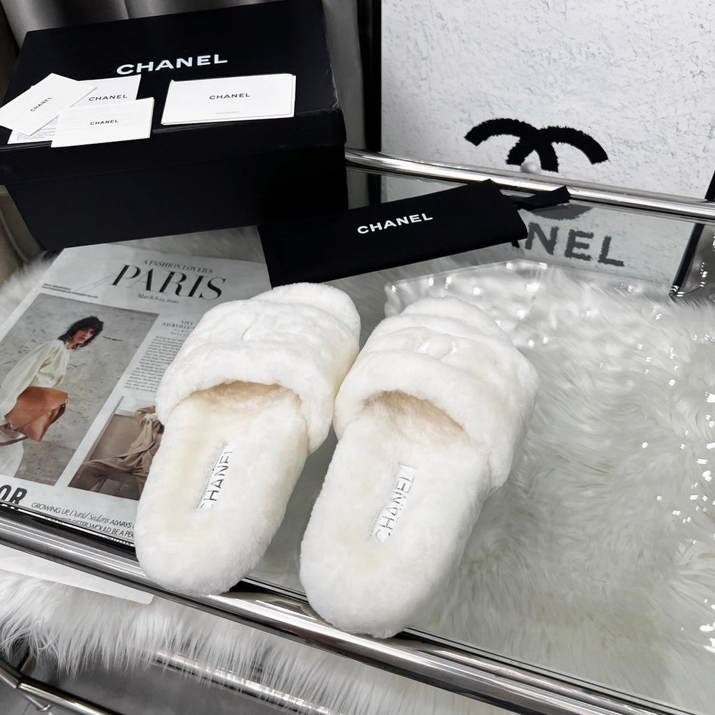 CHANEL 25S FUR SLIPPERS IN WHITE