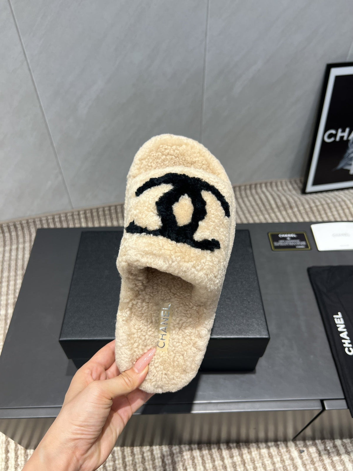 CHANEL 25S SLIPPERS THICK SOLED WITH EMBROIDERED LOGO IN BEIGE FUR