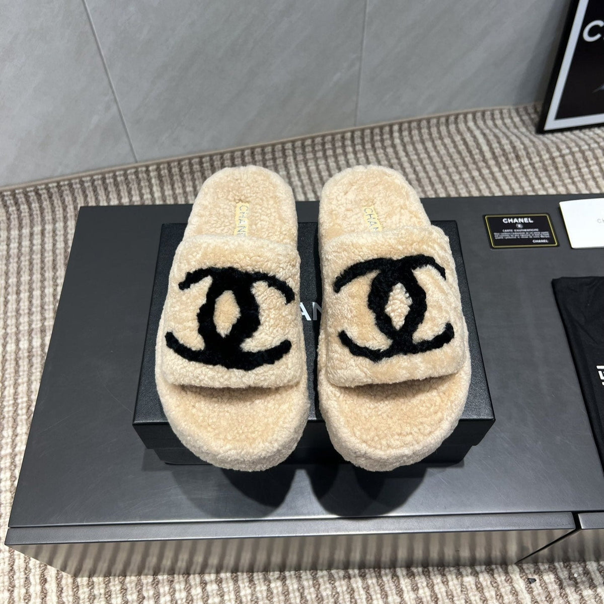 CHANEL 25S SLIPPERS THICK SOLED WITH EMBROIDERED LOGO IN BEIGE FUR