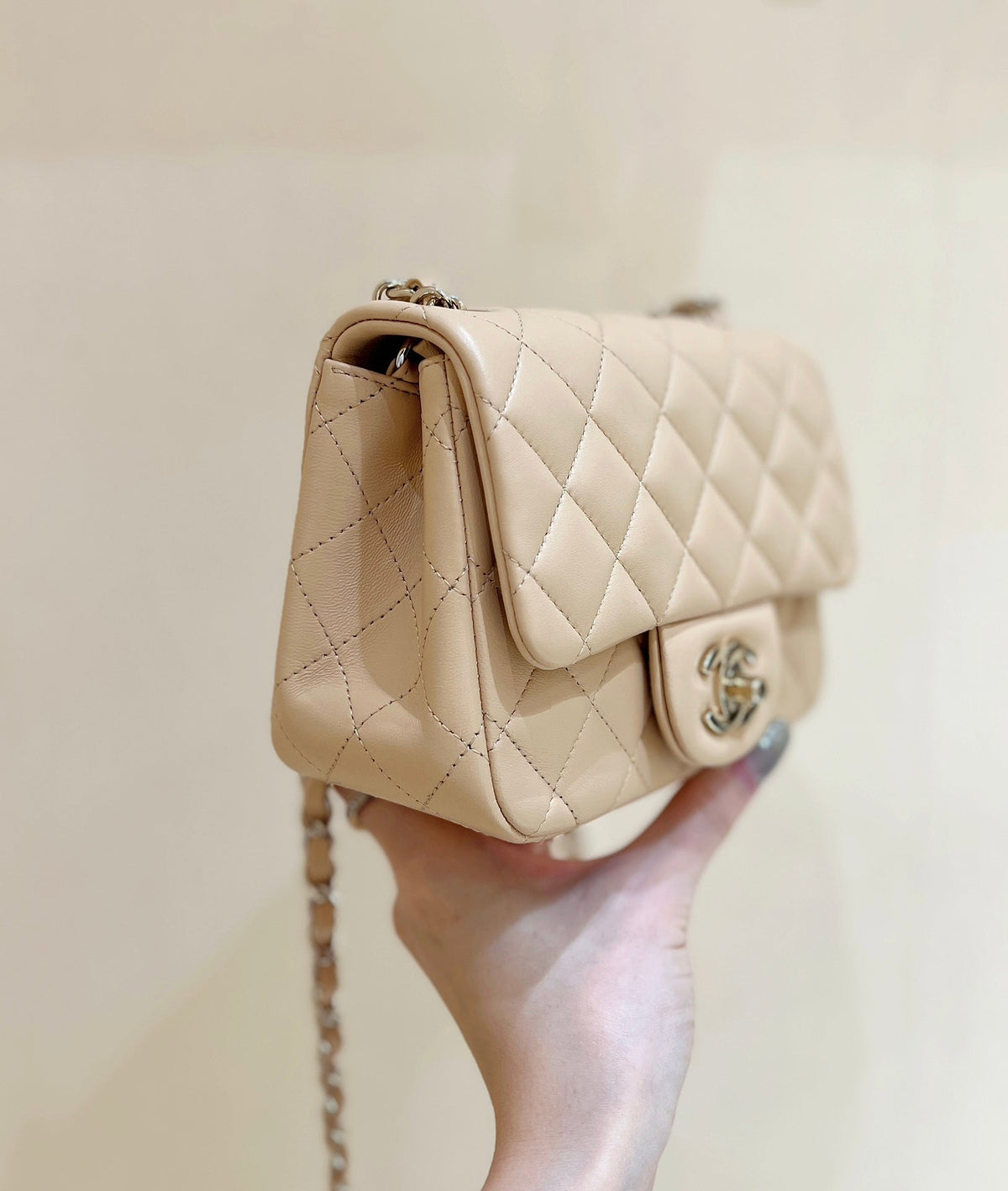 CHANEL 25S FLAP BAG 17 CM IN LIGHT BEIGE LAMBSKIN WITH GOLD HARDWARE