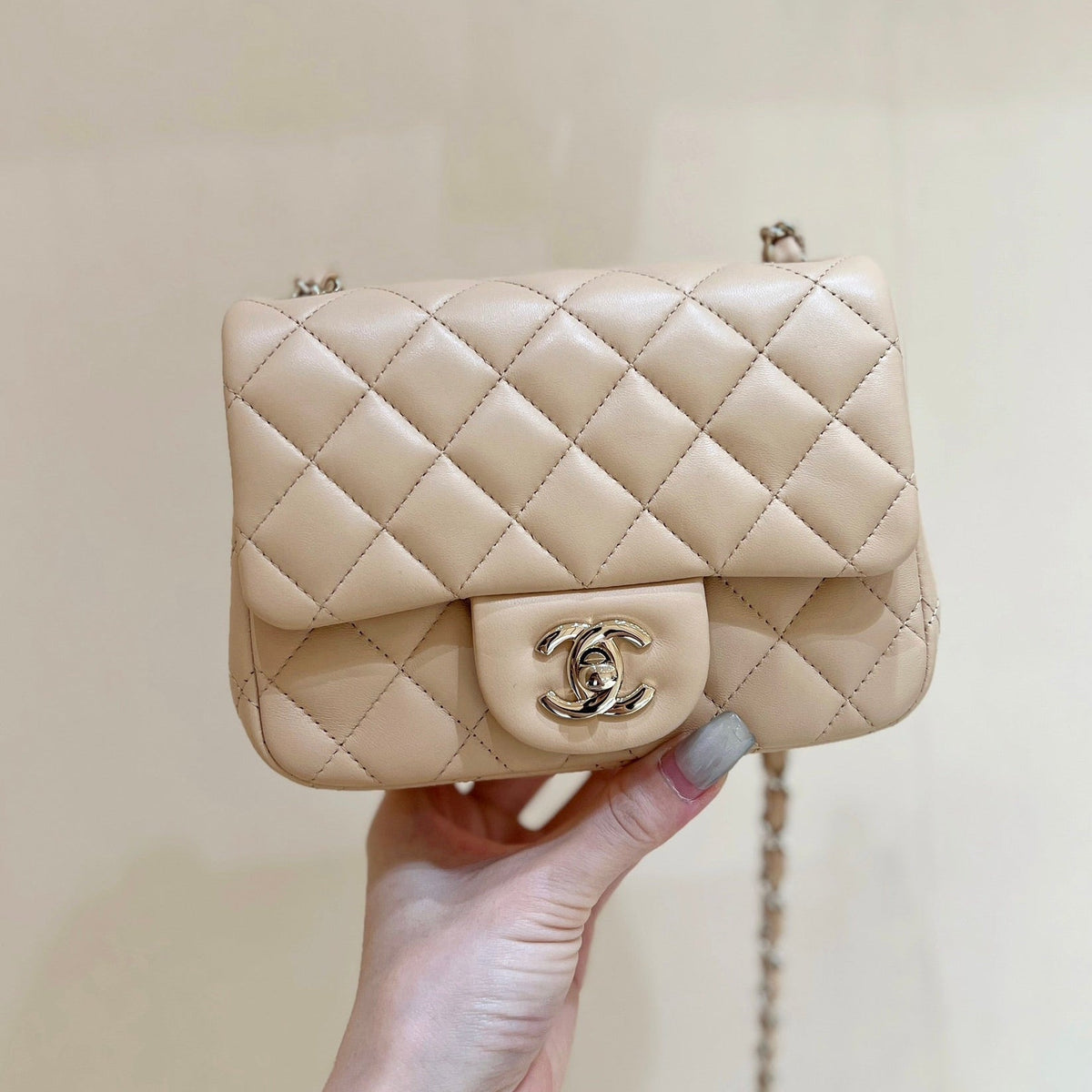 CHANEL 25S FLAP BAG 17 CM IN LIGHT BEIGE LAMBSKIN WITH GOLD HARDWARE
